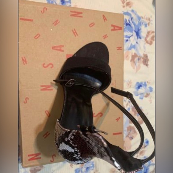 Brand new Black heels for sale - Picture 4 of 4